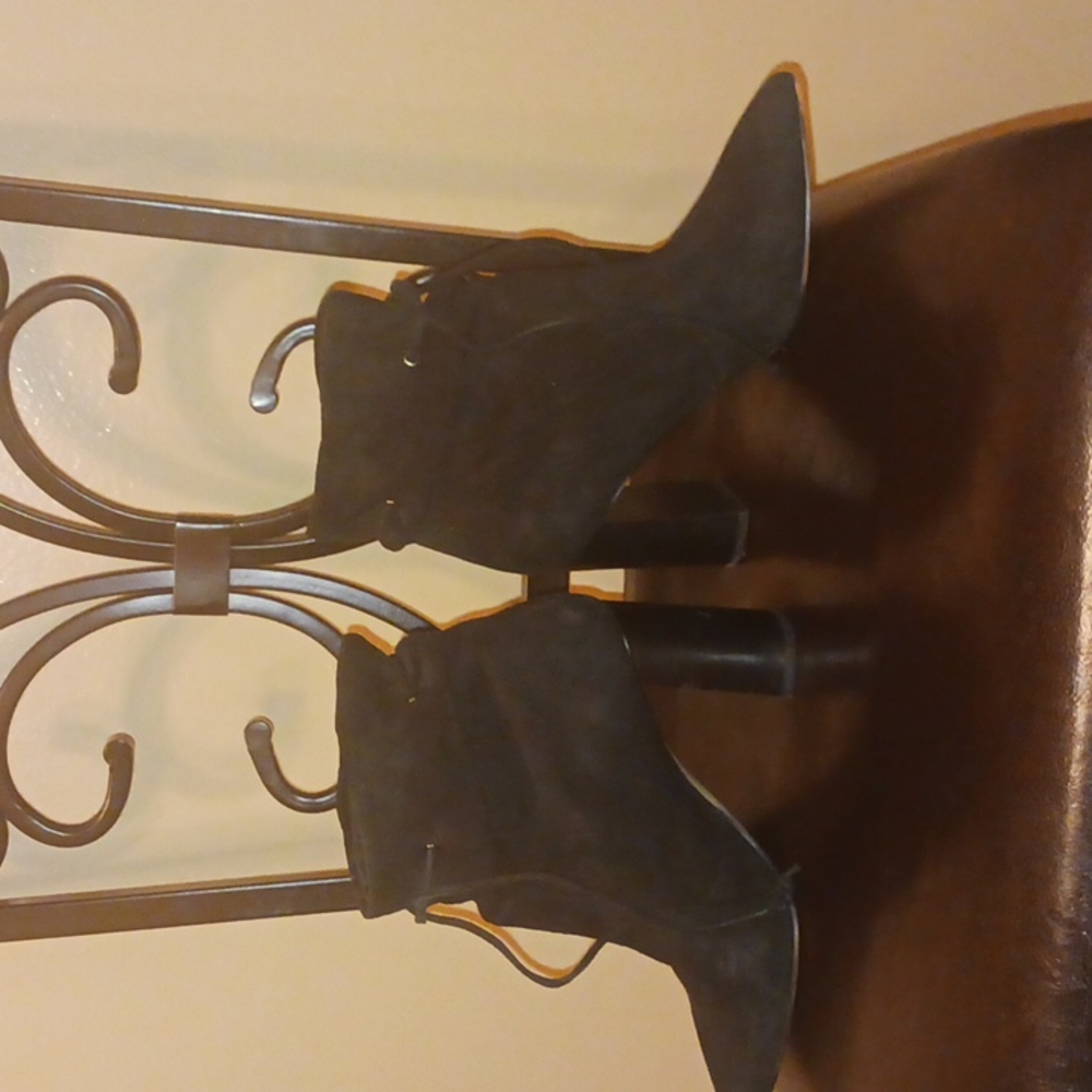 🎈A steal LIKE NEW ❤️TAHARI HEEL BOOT 8